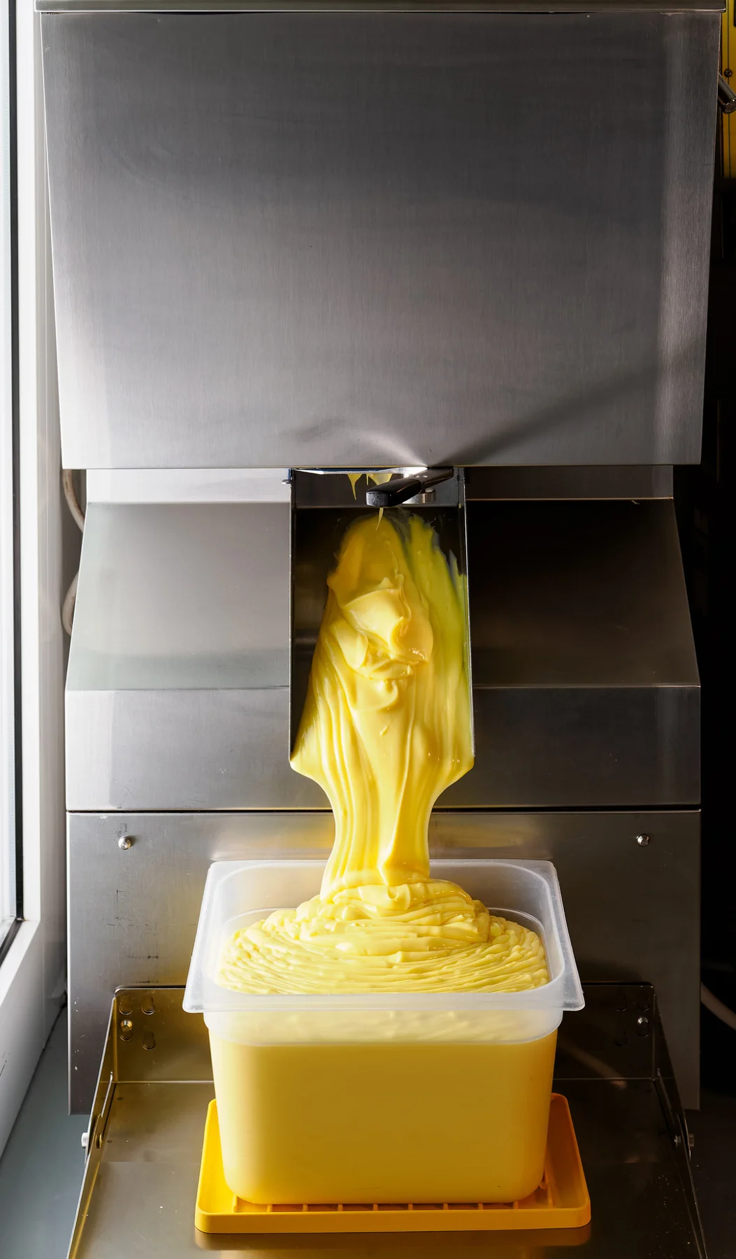 Estrazione della crema pasticcera dalla macchina ROBOcream