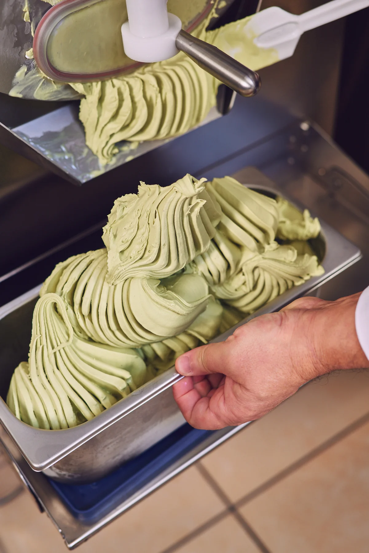 Estrazione del gelato artigianale dalla macchina STAF59